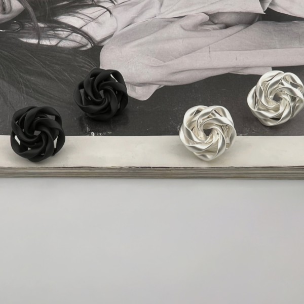 Solana Earrings white